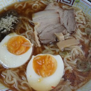 茹で卵入り生麺ラーメン